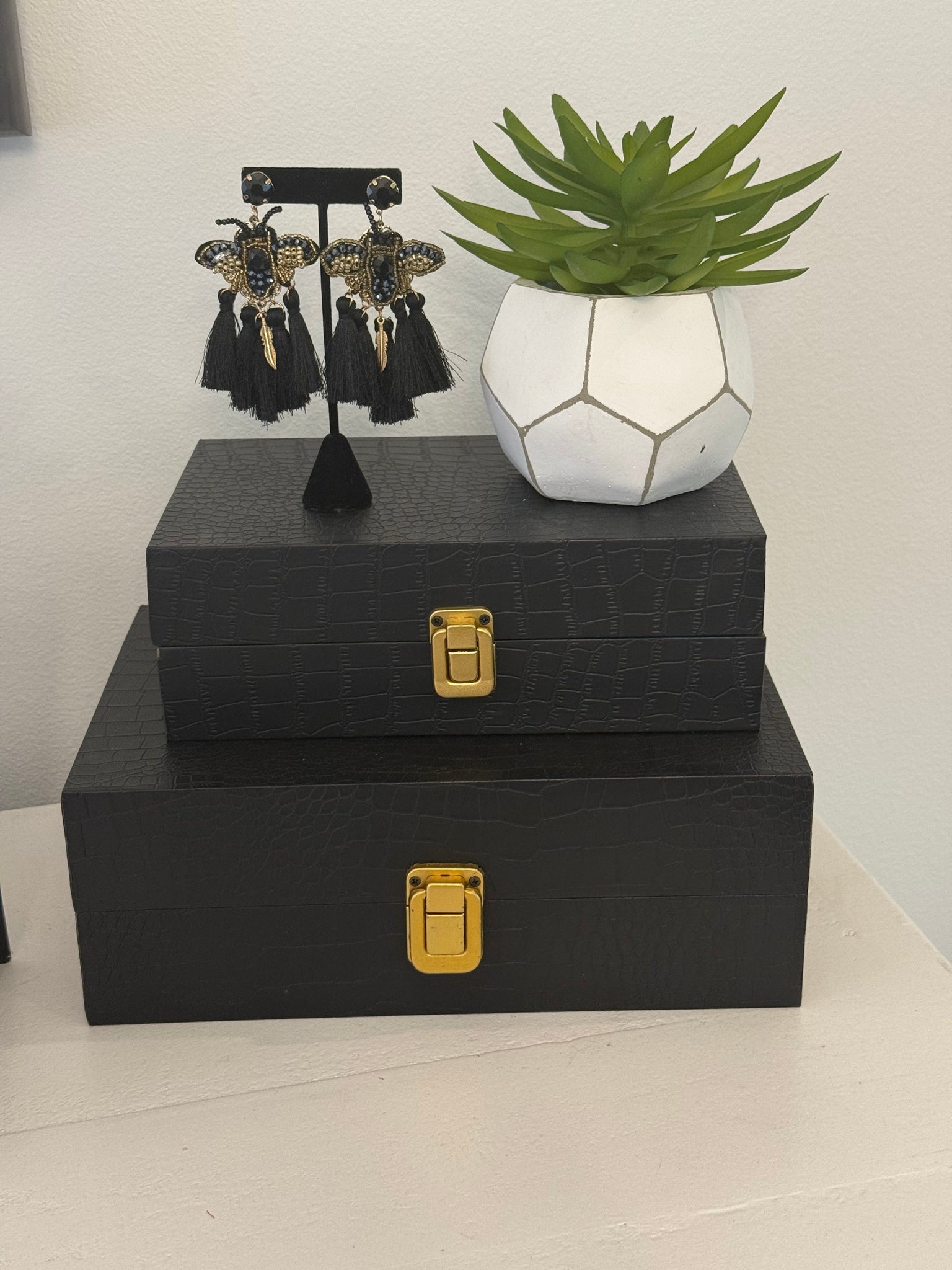 Dramatic Bee (Black)