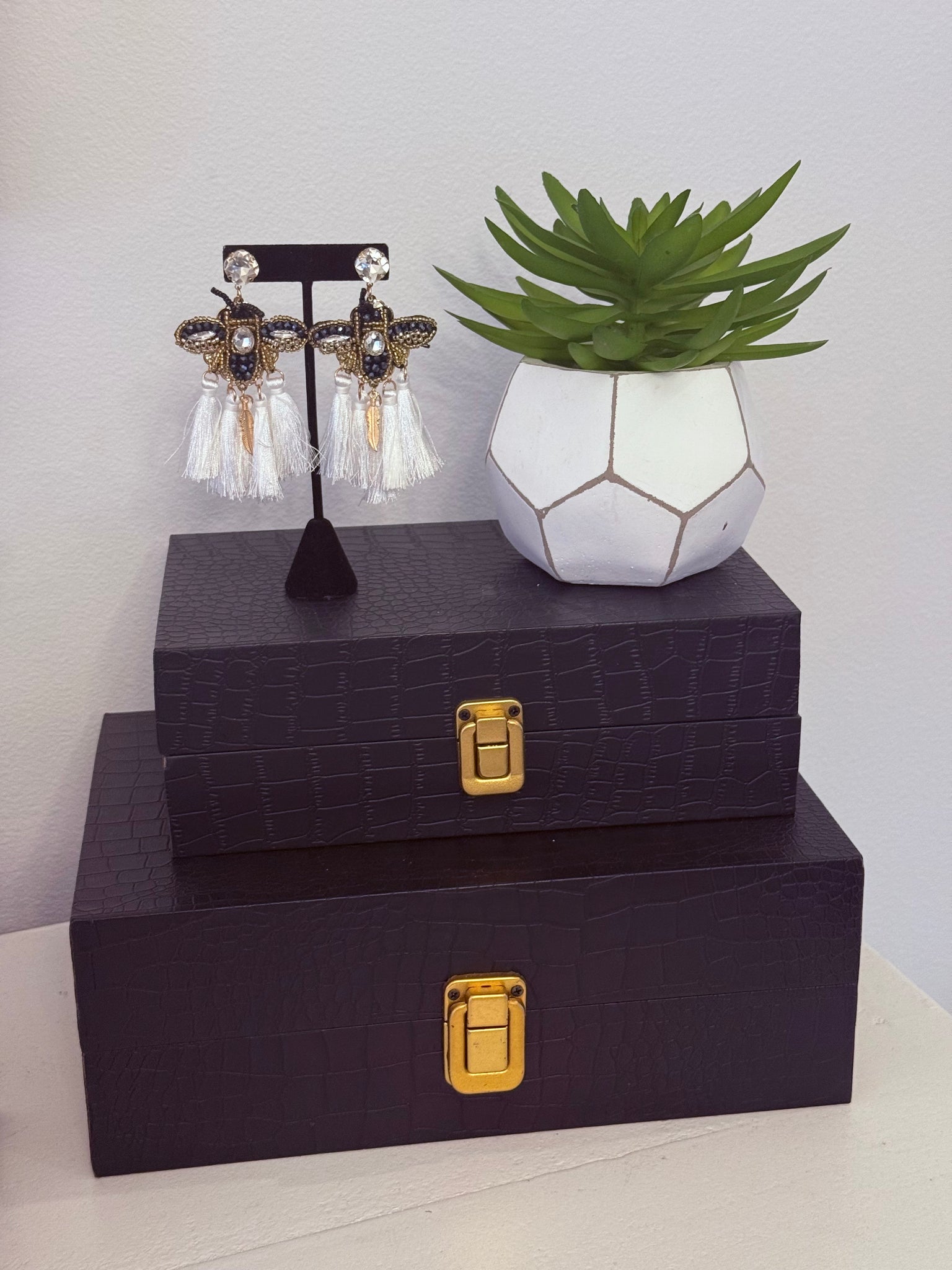 Dramatic Bee (White)